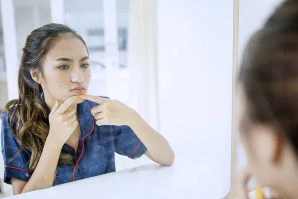 Teenager-Mädchen drückt Pickel auf ihr Gesicht — Stockfoto