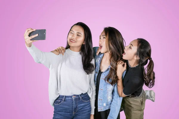 Τρεις γυναίκες έφηβοι παίρνουν μια φωτογραφία selfie στο στούντιο — Φωτογραφία Αρχείου