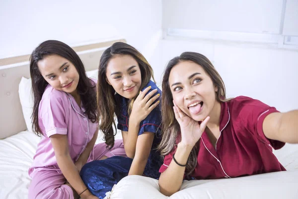 Kolme teini tytöt ottavat selfie valokuva makuuhuoneessa — kuvapankkivalokuva