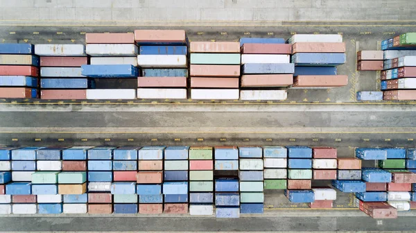 Top down weergave van kleurrijke containers palen in de haven — Stockfoto