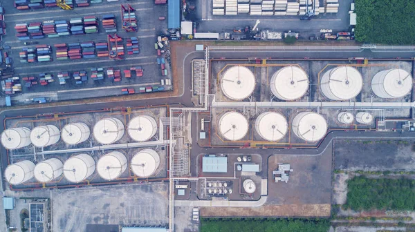 Vista de arriba hacia abajo de los tanques de petróleo en el puerto industrial — Foto de Stock