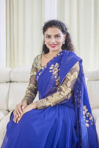 Mujer india tradicional sonriendo a la cámara — Foto de Stock