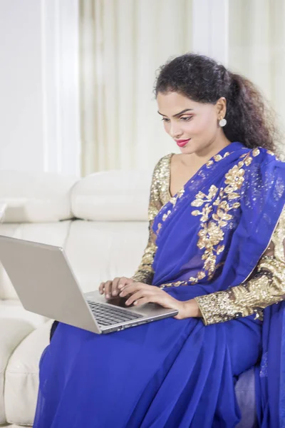 Traditionele Indiase vrouw werken met een laptop — Stockfoto