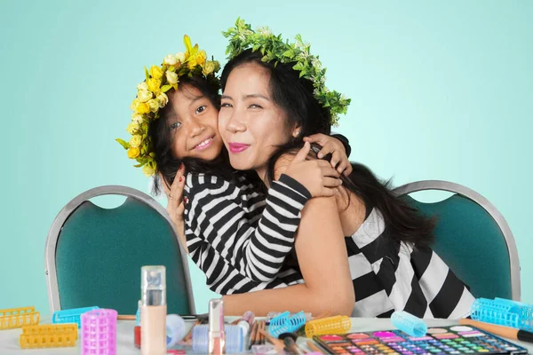 Kind en moeder draagt kroon van bloem op studio — Stockfoto