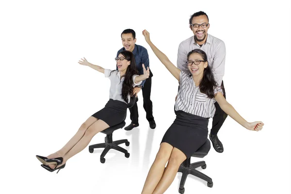 Multiracionális üzleti csapat versenyzés székeken — Stock Fotó