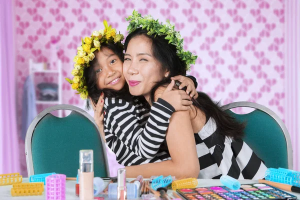 Mutter und Kind tragen Blütenkrone nach dem Make-up — Stockfoto