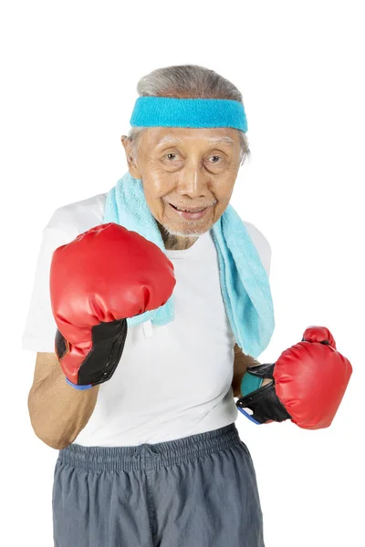 Boxer uomo anziano in piedi in studio — Foto Stock