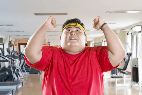 Homem com excesso de peso celebra seu sucesso para perder peso — Fotografia de Stock