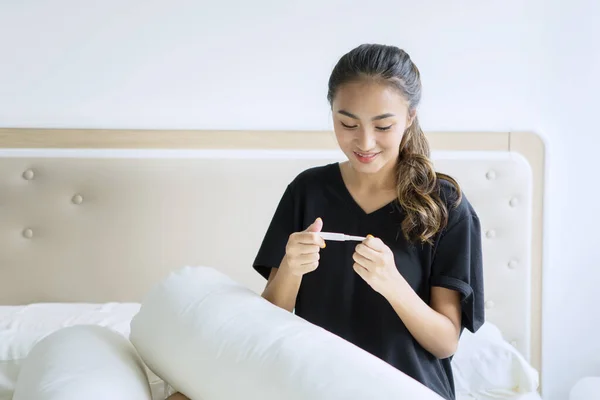 Mooi tiener meisje kijkt gelukkig met zwangerschap test — Stockfoto