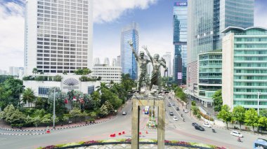 Jakarta şehrindeki hoş geldin anıtının havadan görünüşü