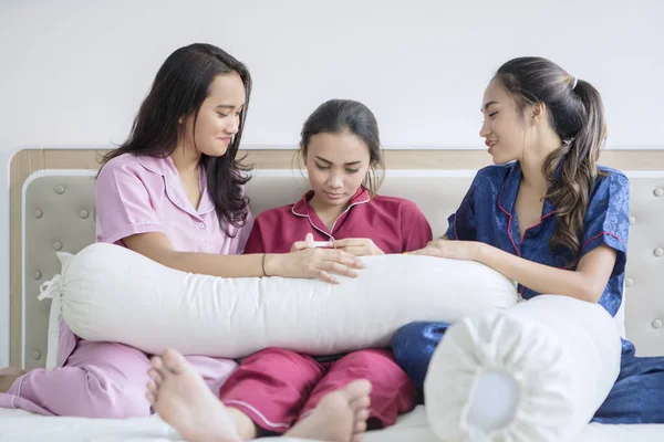 Zwei Mädchen unterstützen ihre schwangere Freundin — Stockfoto