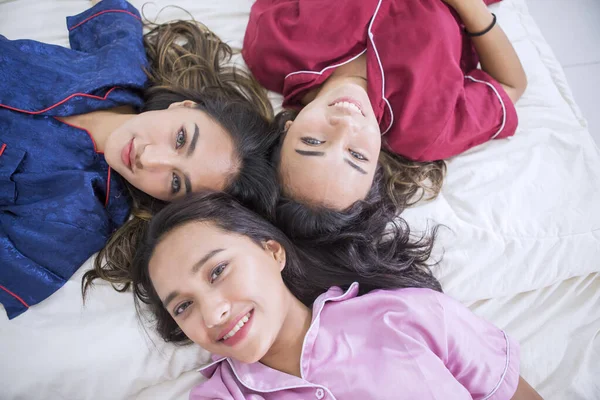 Ευτυχισμένες έφηβες ξαπλωμένες στο κρεβάτι — Φωτογραφία Αρχείου