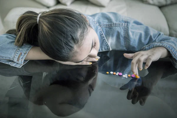 Adolescente femminile che conta le droghe sul tavolo — Foto Stock