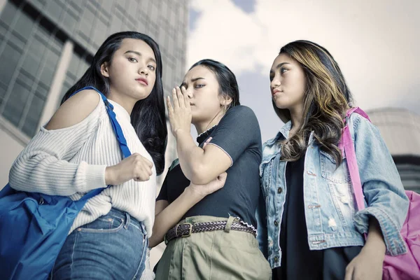 Grupo de adolescentes do sexo feminino fofocar alguém — Fotografia de Stock