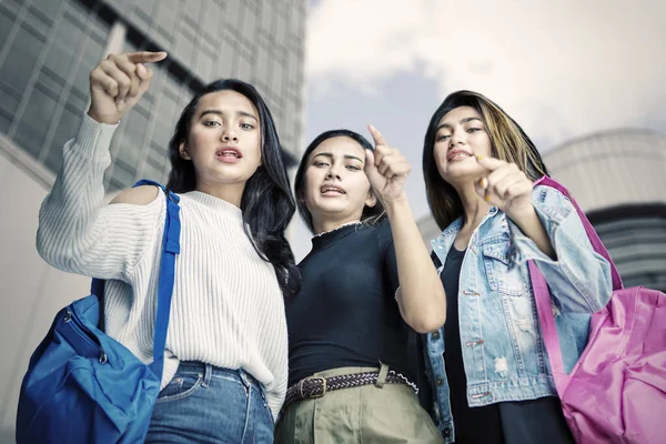 Mujeres adolescentes acosando a alguien al aire libre —  Fotos de Stock