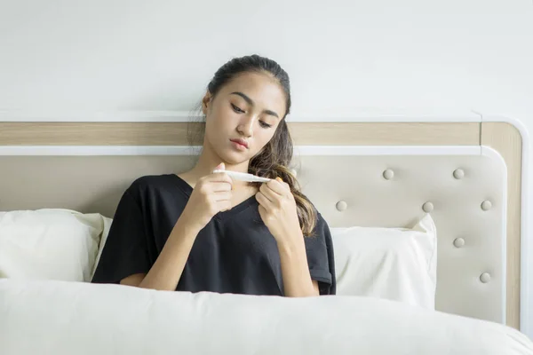 Bezorgd tiener meisje op zoek naar een zwangerschapstest — Stockfoto