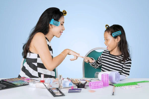 Ребенок веселится с мамой, делая макияж — стоковое фото