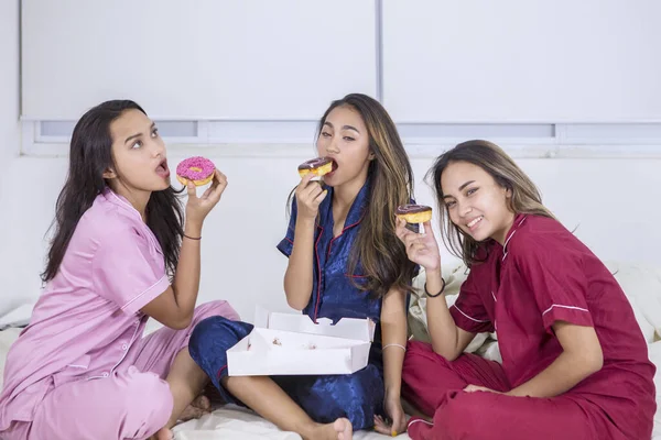 Ryhmä teini tytöt uskoutuu peiton alle — kuvapankkivalokuva