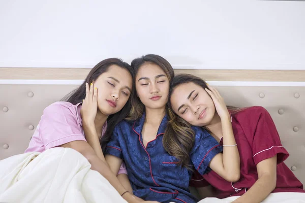 Tinédzser lányok csoportja, akik egymásnak támaszkodnak az ágyban. — Stock Fotó