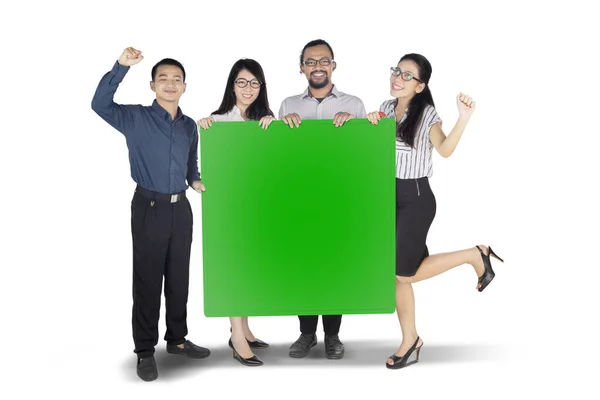 Счастливая команда предпринимателей показывает пустую зеленую доску — стоковое фото