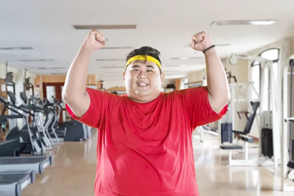 Homem com excesso de peso levanta as mãos para expressar seu sucesso — Fotografia de Stock