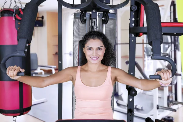 Femme sportive avec un appareil de fitness dans le centre de gym — Photo