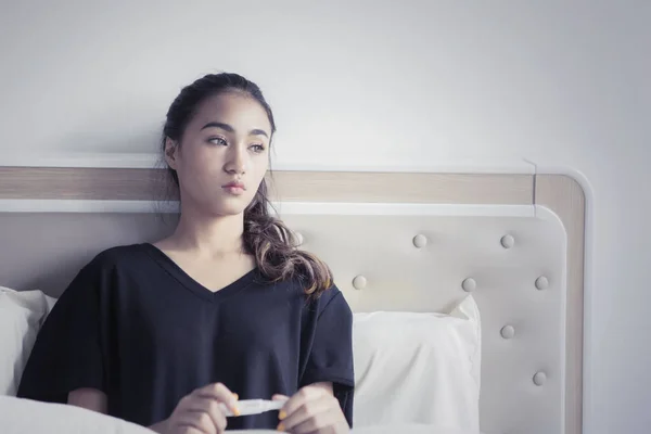 Pensivo adolescente segurando um teste de gravidez — Fotografia de Stock