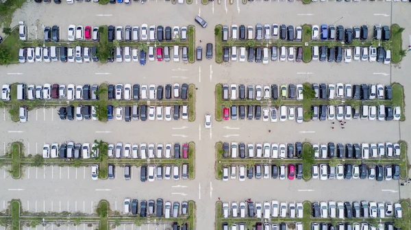 Vehicles in supermarket parking lot — Stock Photo, Image