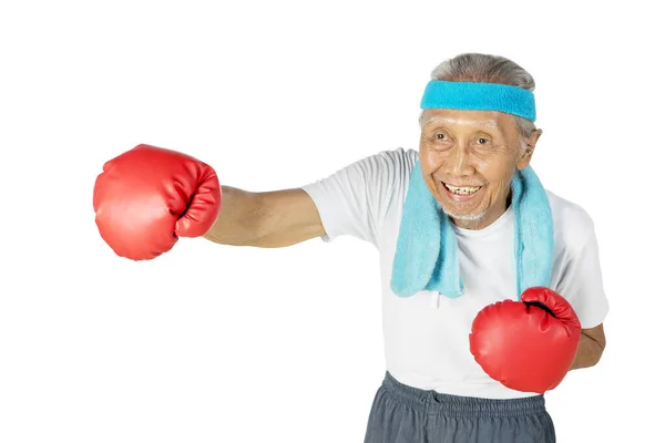 Senior mannelijke bokser oefening in de studio — Stockfoto