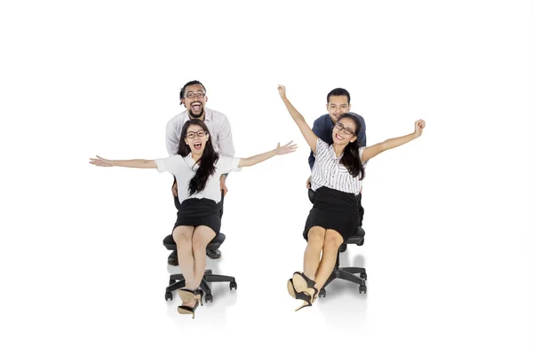 Grupo de empresarios entusiasmados compitiendo en sillas —  Fotos de Stock