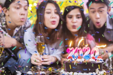 Mum üfleyen insanların bulanık arkaplanı