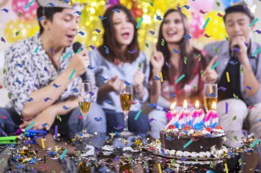 Doğum günü kutlayan insanların bulanık arkaplanı