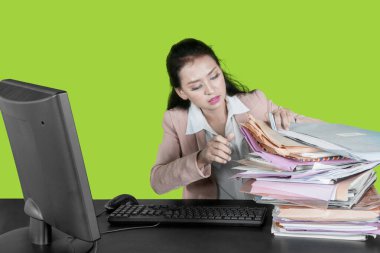 Belge yığınlarıyla çalışan iş kadını