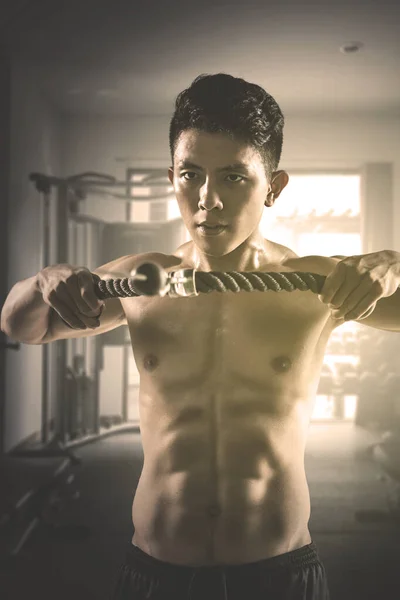 Athlete doing heavy weight exercise in gym center — Stock Photo, Image