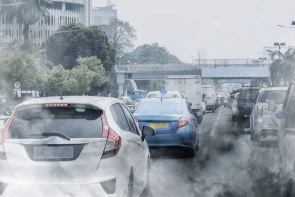 Gépkocsik kipufogógázából származó levegőszennyezés — Stock Fotó