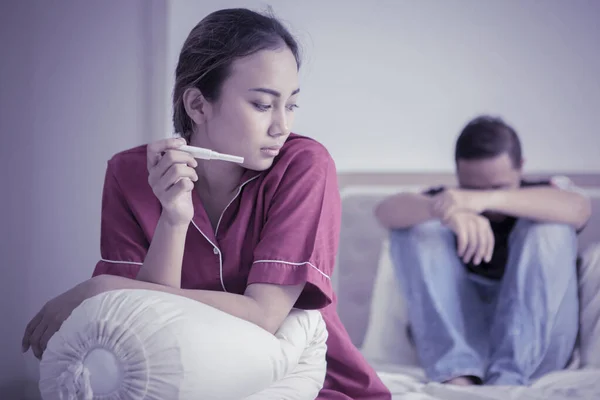 Hamilelik testi olan endişeli kız ve erkek arkadaş — Stok fotoğraf