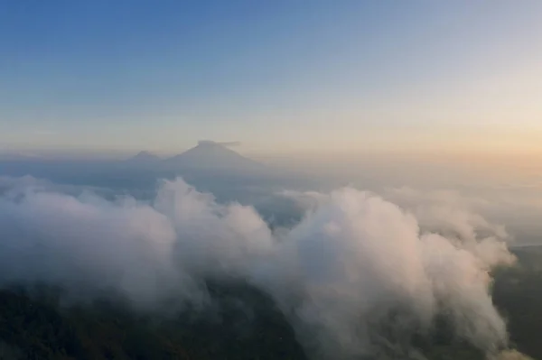 Hermosas nubes con monte Mahameru —  Fotos de Stock