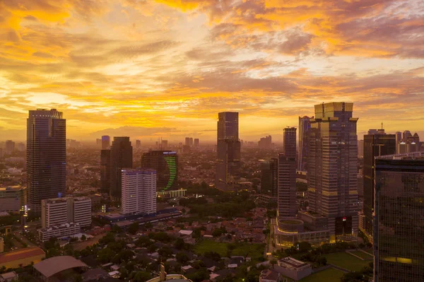 Jakarta şehir merkezindeki güzel alacakaranlık silueti — Stok fotoğraf