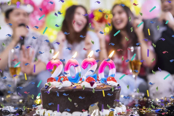 Desfocado aniversário festa fundo com bolo — Fotografia de Stock
