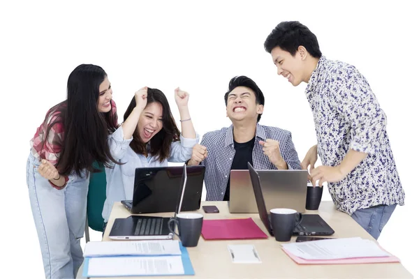 Gli uomini d'affari strinsero il pugno per celebrare il successo — Foto Stock