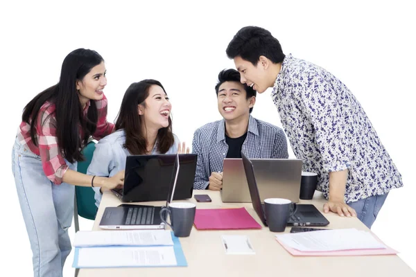 Business team skrattar medan du arbetar på studio — Stockfoto