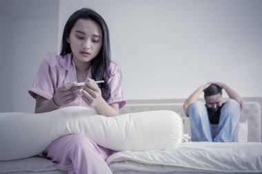 Hamilelik testi olan depresyondaki kız ve erkek arkadaş