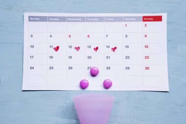 Regl takviminde ilaçlar ve hijyenik bardaklar var.