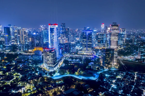 Świecące wieżowce w nocy w Dżakarcie — Zdjęcie stockowe