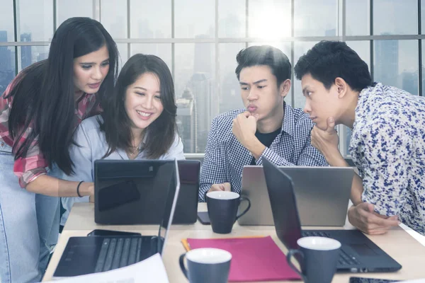 Groep van zakenmensen brainstormen op vergadering — Stockfoto