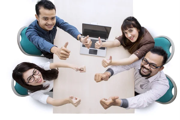 Pessoas de negócios felizes mostrando polegares para cima — Fotografia de Stock