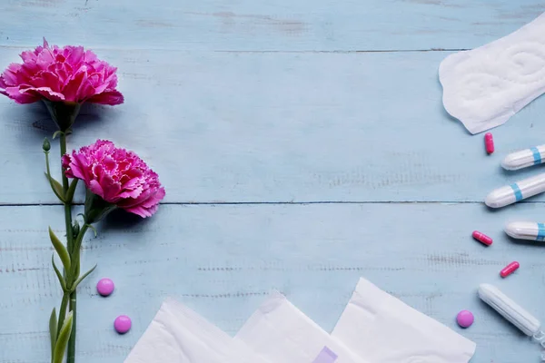 Rosses, pillole e assorbenti igienici con spazio per copiare — Foto Stock