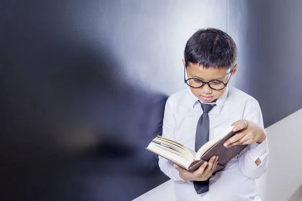 Schüler liest im Klassenzimmer ein Buch — Stockfoto
