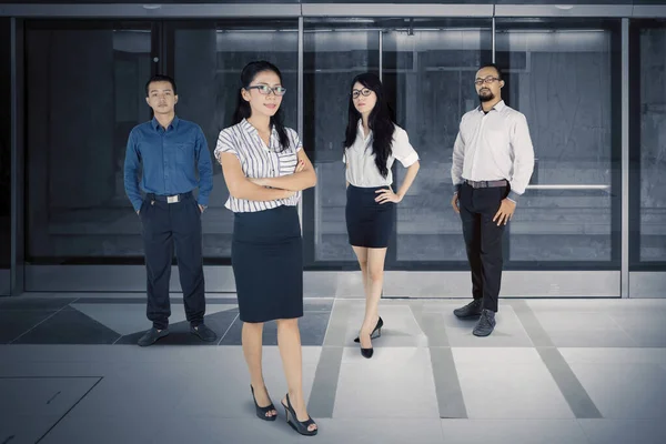 Equipe de negócios de sucesso em pé na estação de trem — Fotografia de Stock