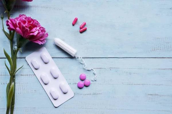 Tampon gyógyszerekkel és rózsákkal az asztalon — Stock Fotó